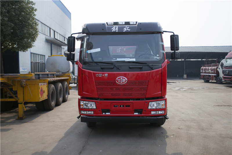  解放J6小三轴加油车
