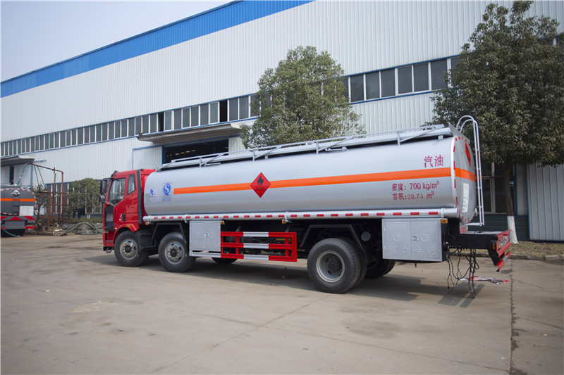  解放J6小三轴加油车