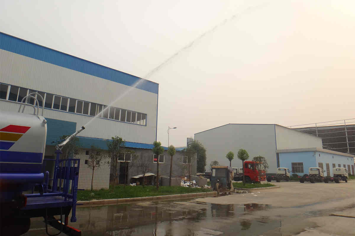  东风多利卡洒水车