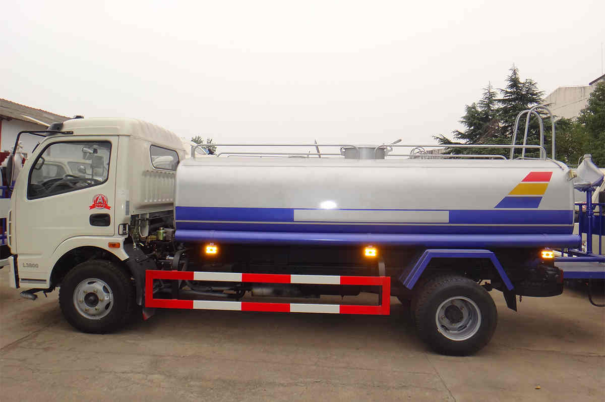  东风多利卡洒水车