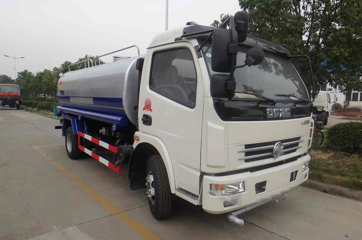  东风多利卡洒水车