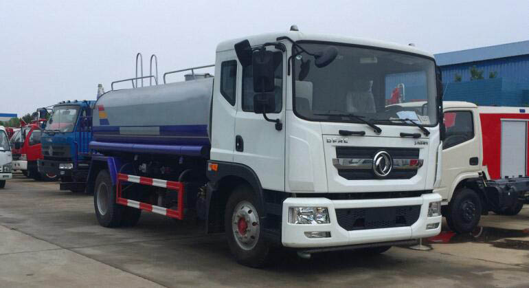 东风D9洒水车