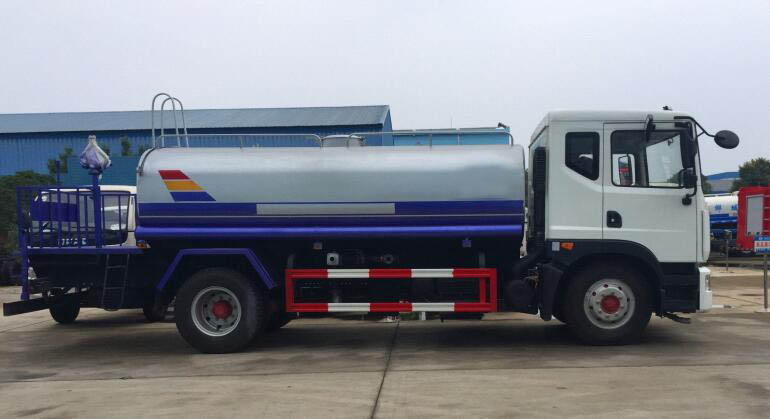  东风D9洒水车