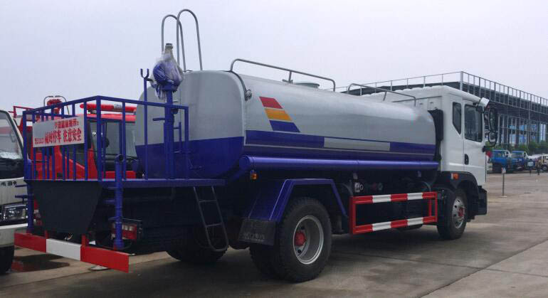  东风D9洒水车