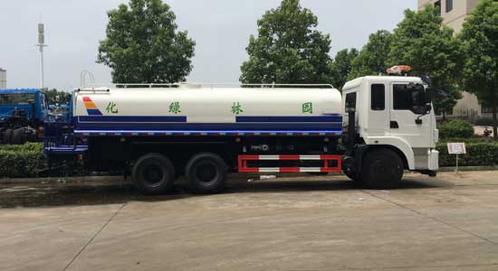  东风新款驾驶室后八轮洒水车