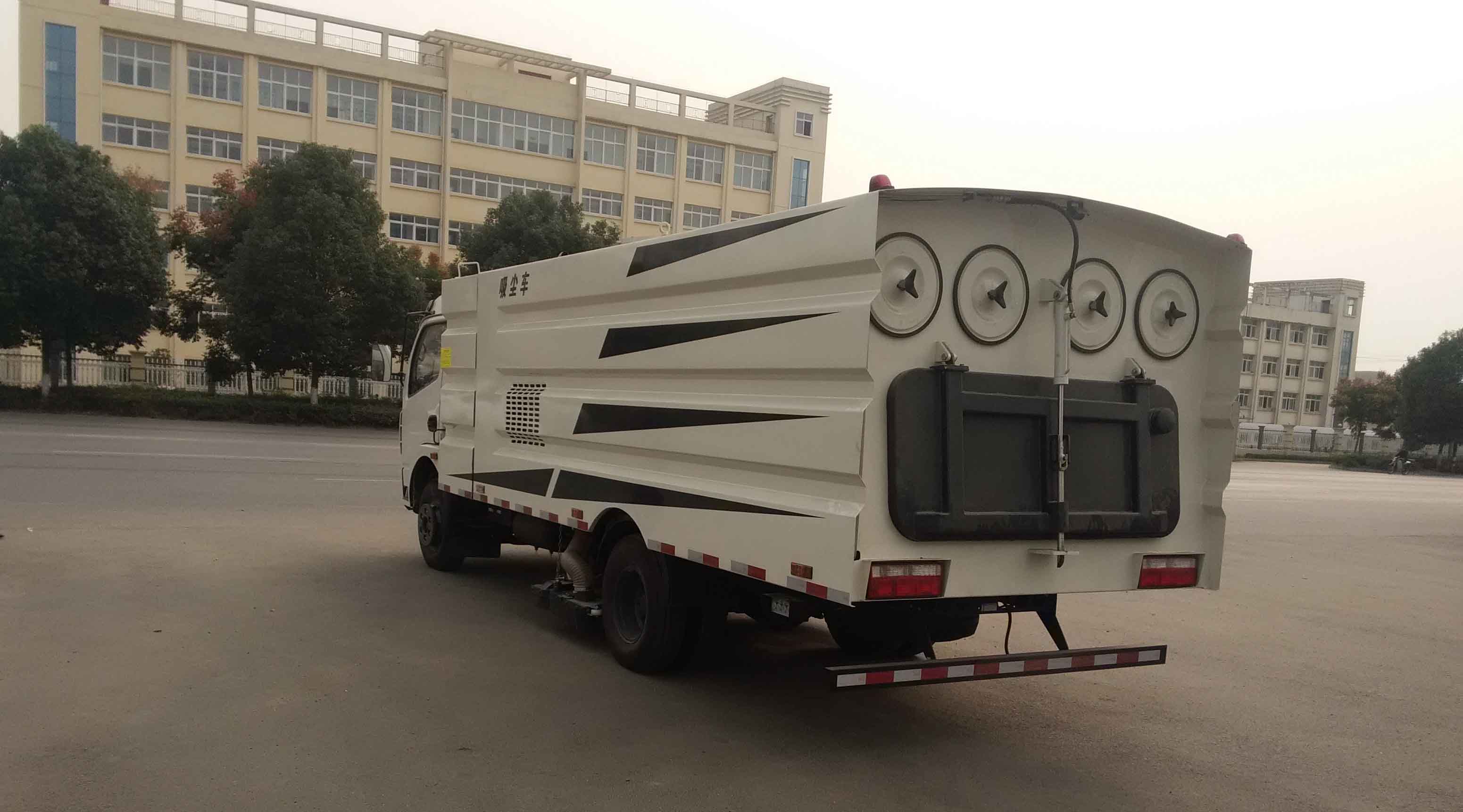  东风多利卡吸尘车