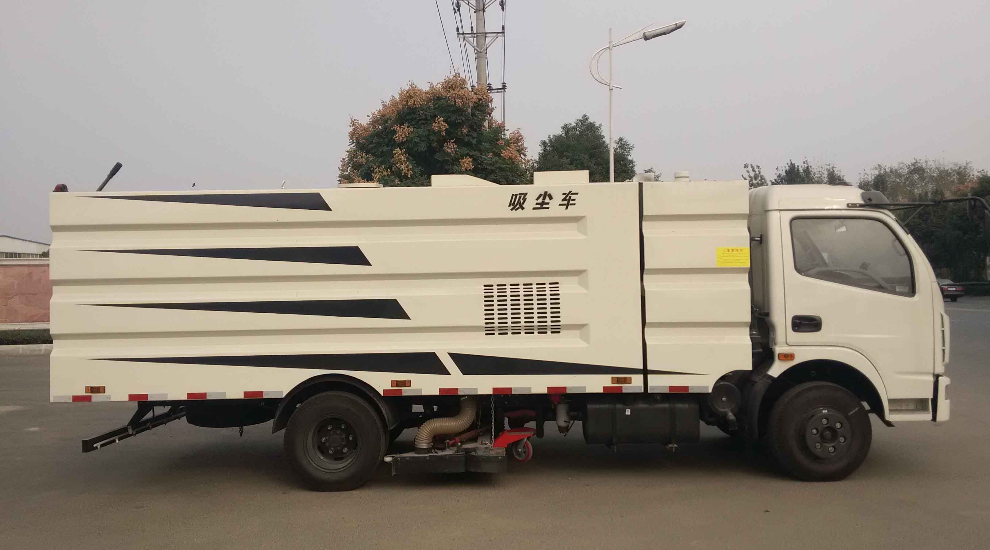  东风多利卡吸尘车