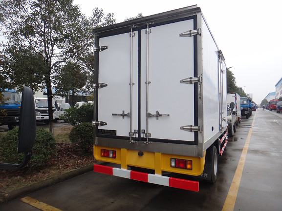  五十铃排半冷藏车