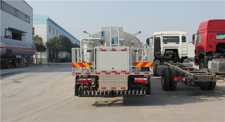  东风天锦沥青洒布车