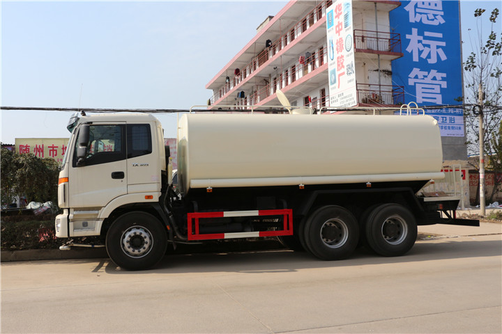  福田欧曼后八轮绿化喷洒车