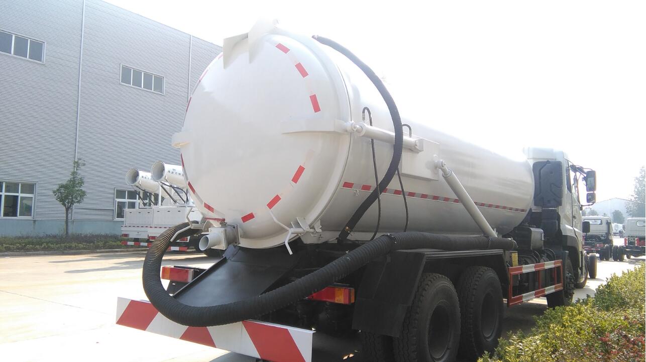  东风天龙吸污车