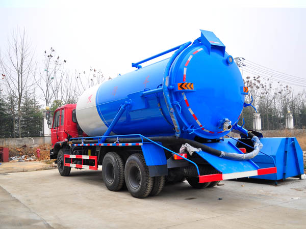  东风后八轮吸污车