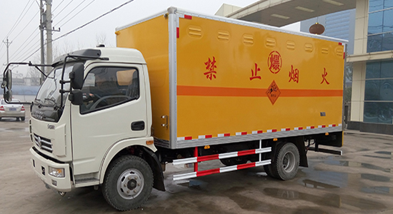  东风多利卡爆破器材运输车