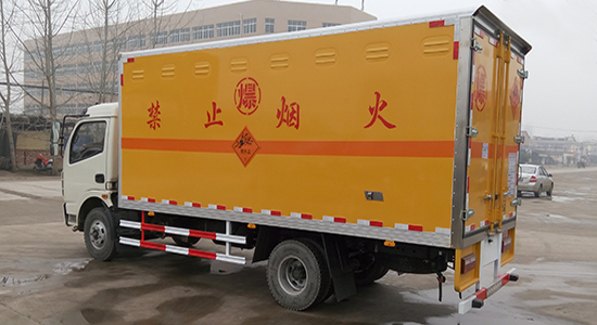  东风多利卡爆破器材运输车