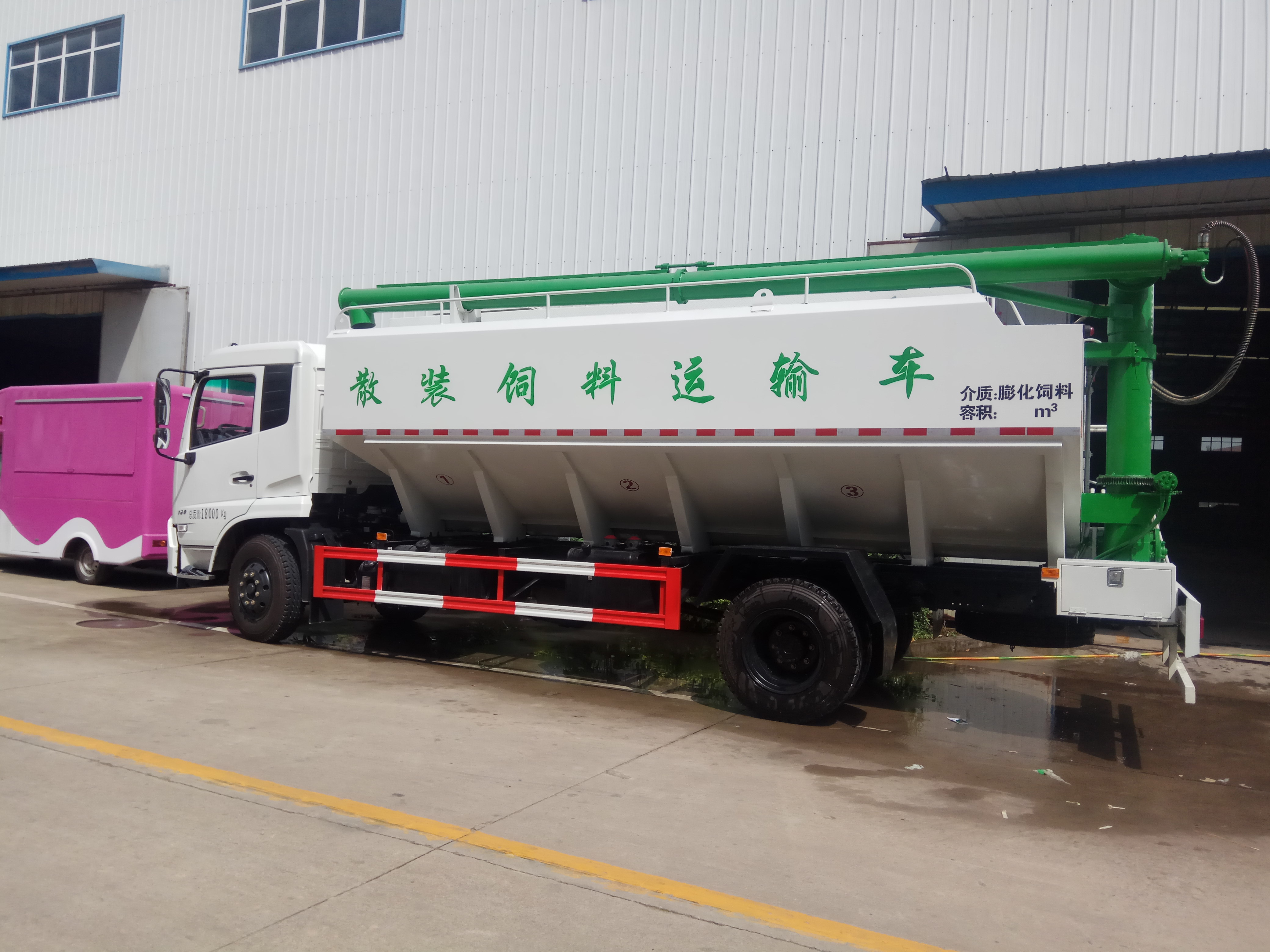  东风天锦散装饲料运输车