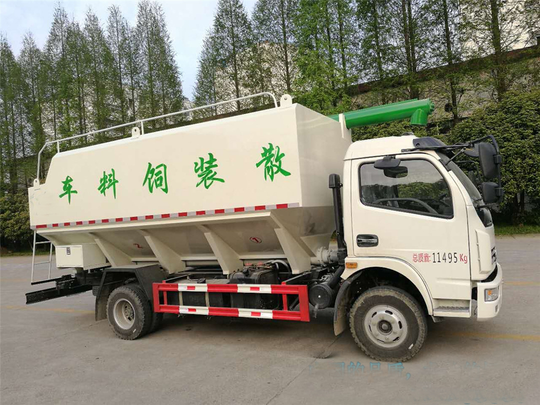  东风多利卡散装饲料运输车