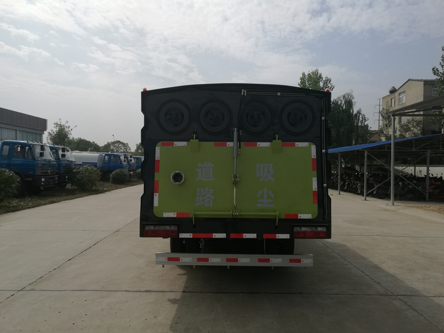  大多利卡吸尘车（水2垃圾5.5方）