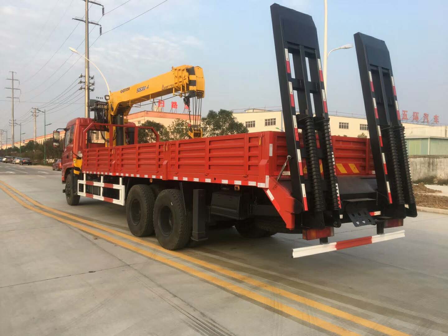  东风御龙后八轮（12吨）随车吊