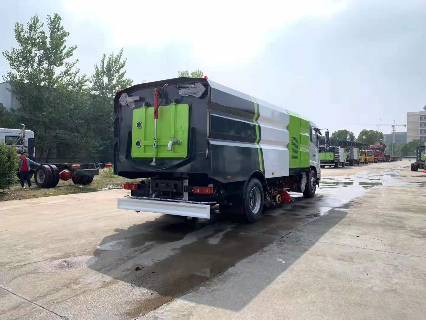  东风天锦洗扫车（水9方垃圾7方）