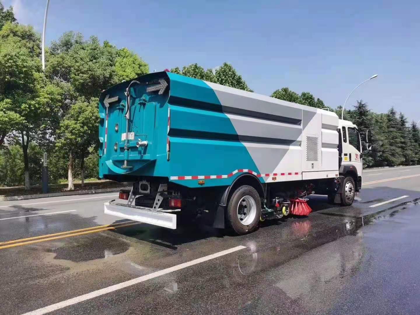  重汽洗扫车（水箱9方垃圾箱7方）