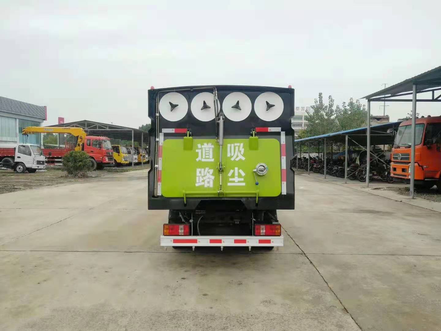  福田小卡吸尘车（水0.5垃圾2方）