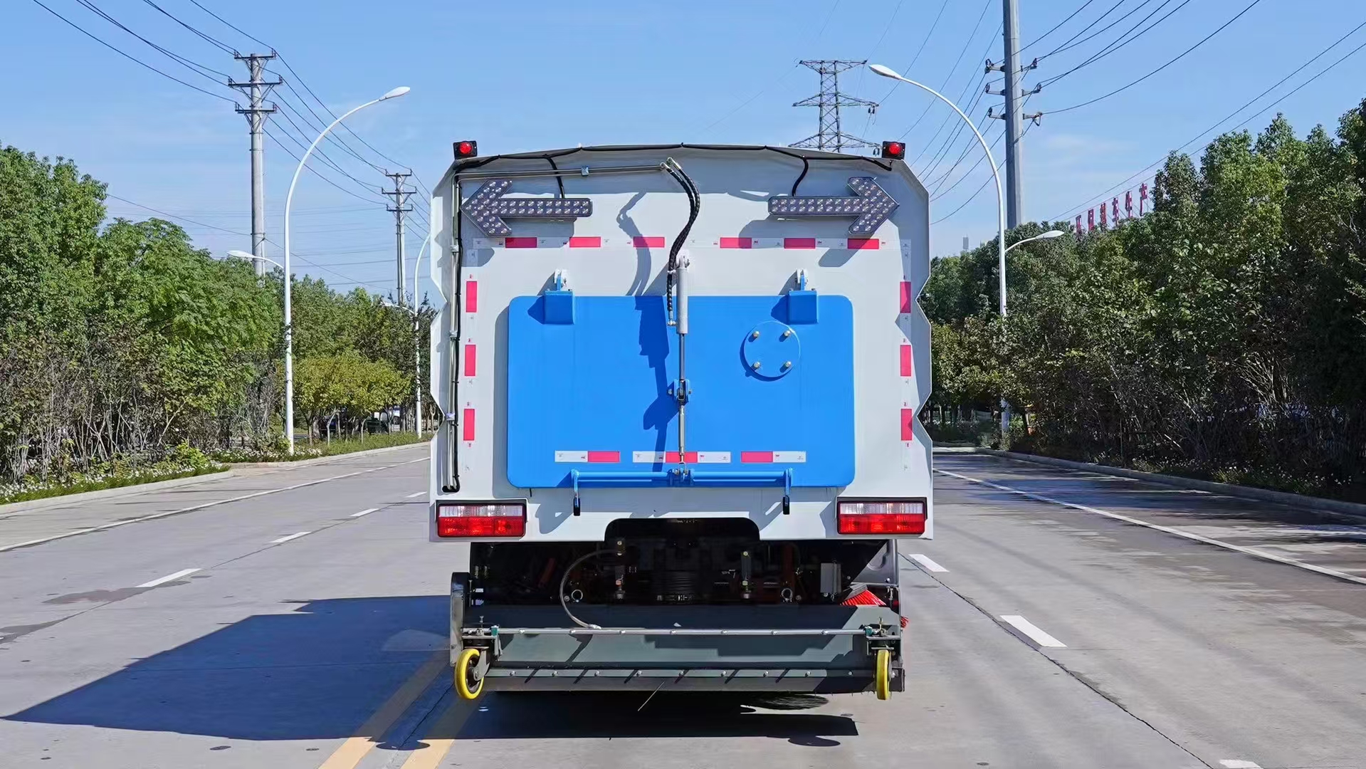  东风大多利卡后置吸尘车